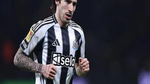 马特塔戴头盔获格拉斯纳点赞：独特造型令人安心